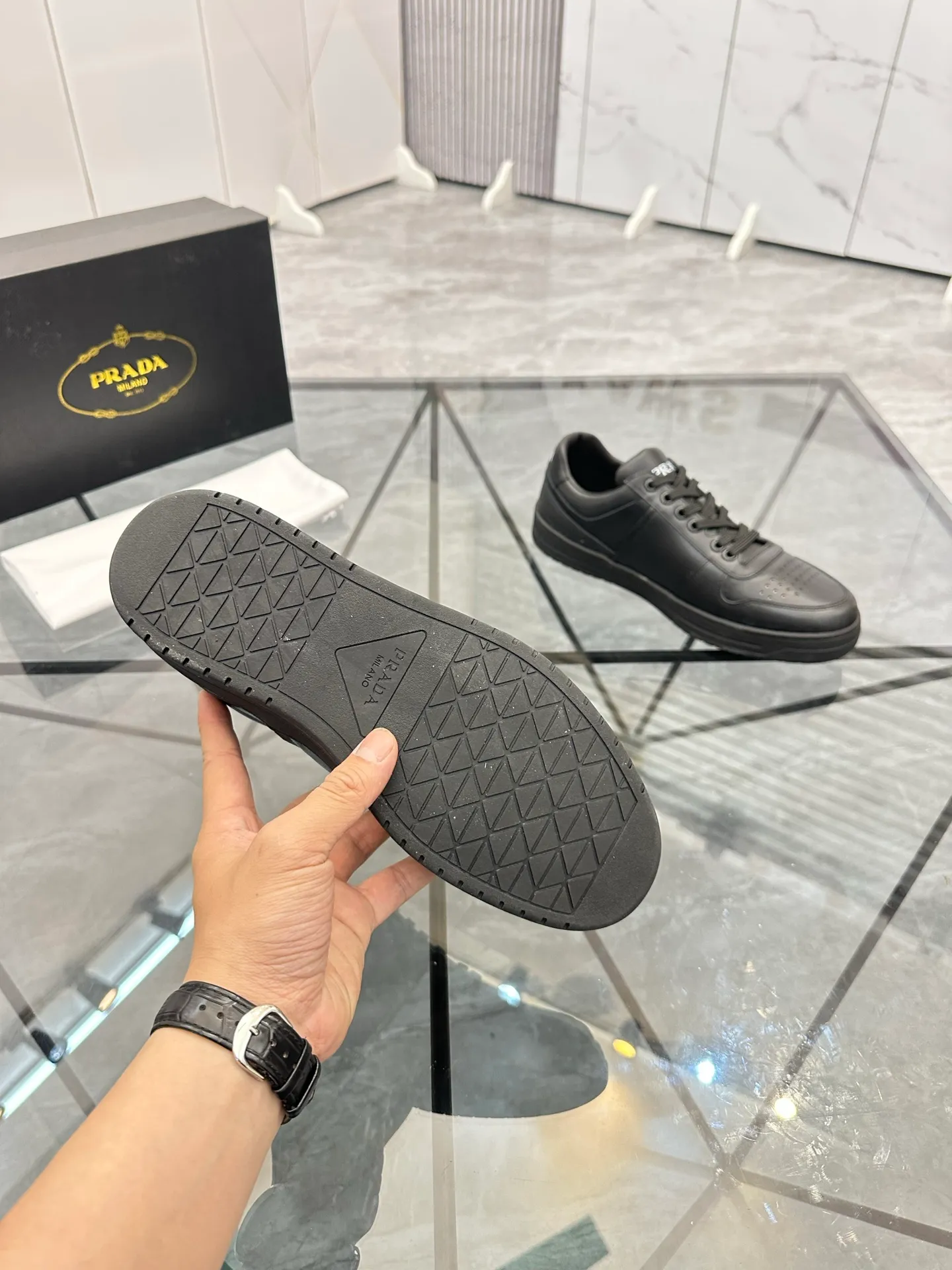 Men's shoes: 💰P400¥ Product trademark: Prada *"Prada*" low-top casual shoes Regular size: 38-44 (can be customized to 45) Product materials: imported cowhide upper, sheepskin lining, original outsole. Number: 020
